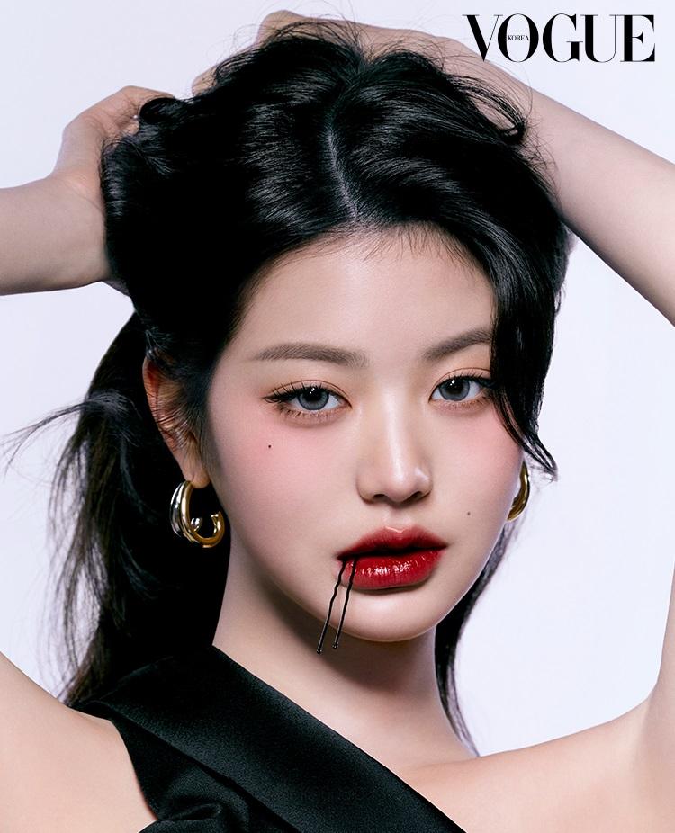 VOGUE - 2025.04 JISOO C Type - Image 2